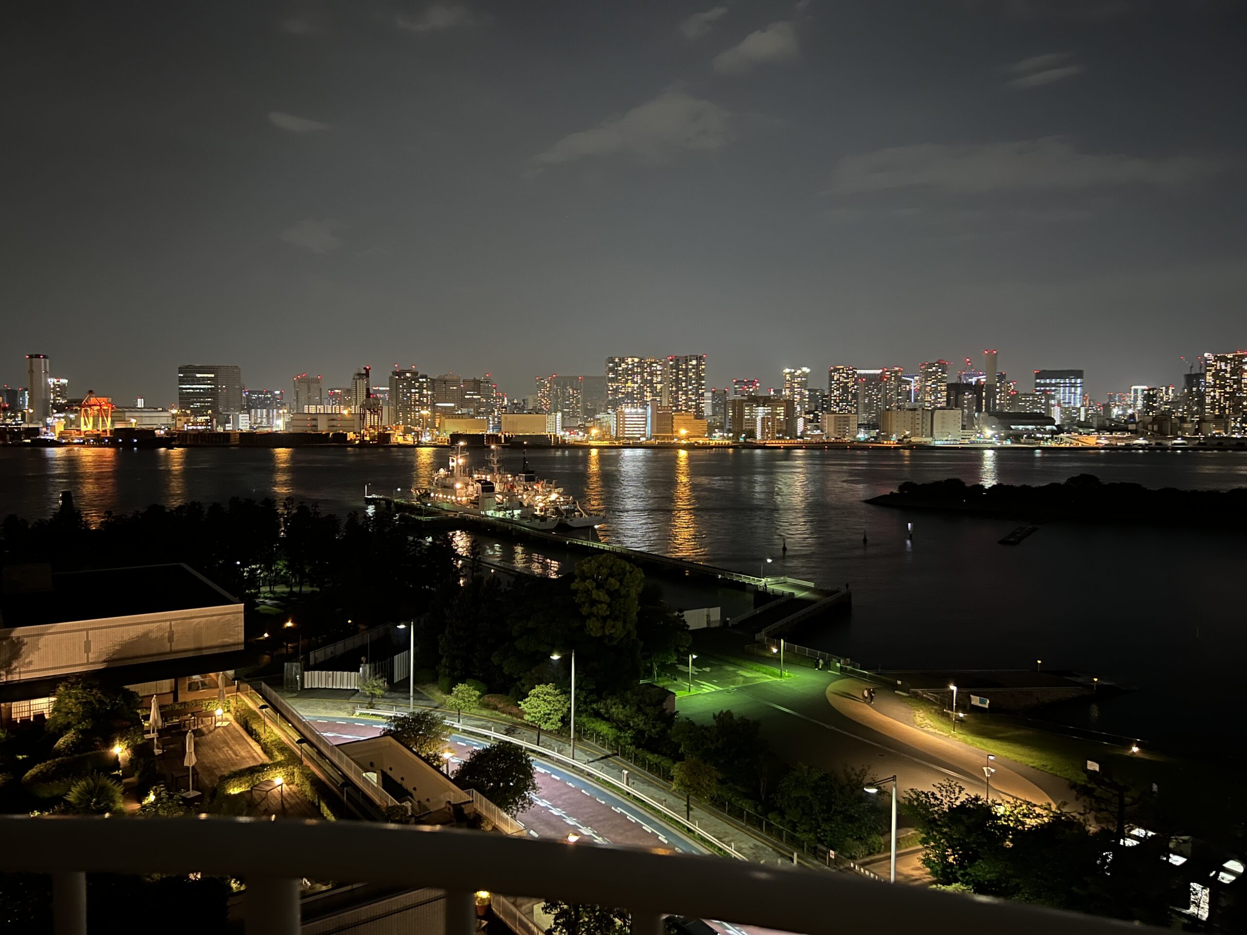 東京湾を望むヒルトンお台場の夜景